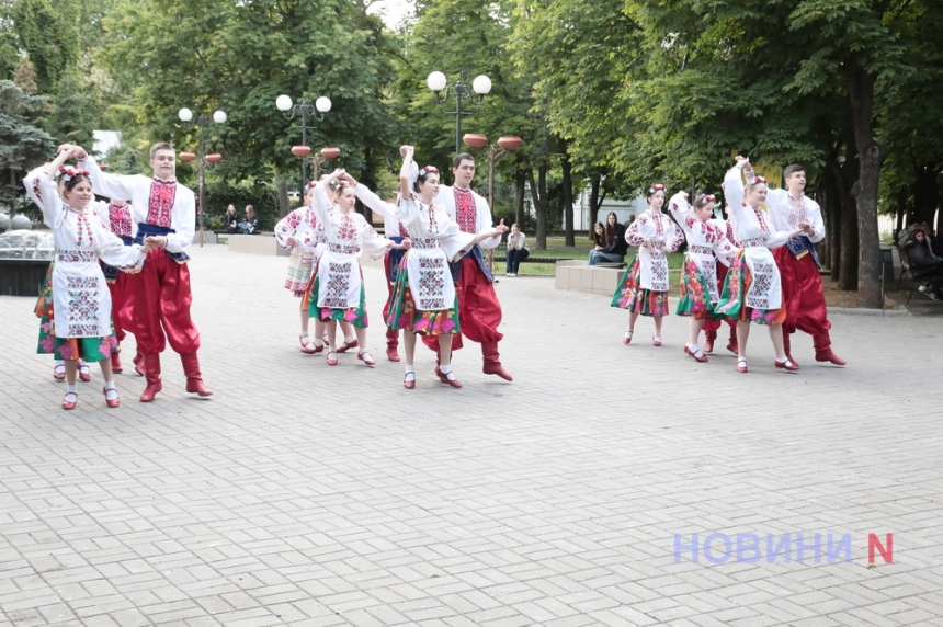 Вишитий код: у Каштановому сквері відбувся концерт, присвячений Дню Вишиванки (фото)