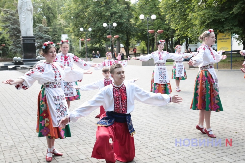 Вышитый код: в Каштановом сквере прошел концерт, посвященный Дню Вышиванки (фото)