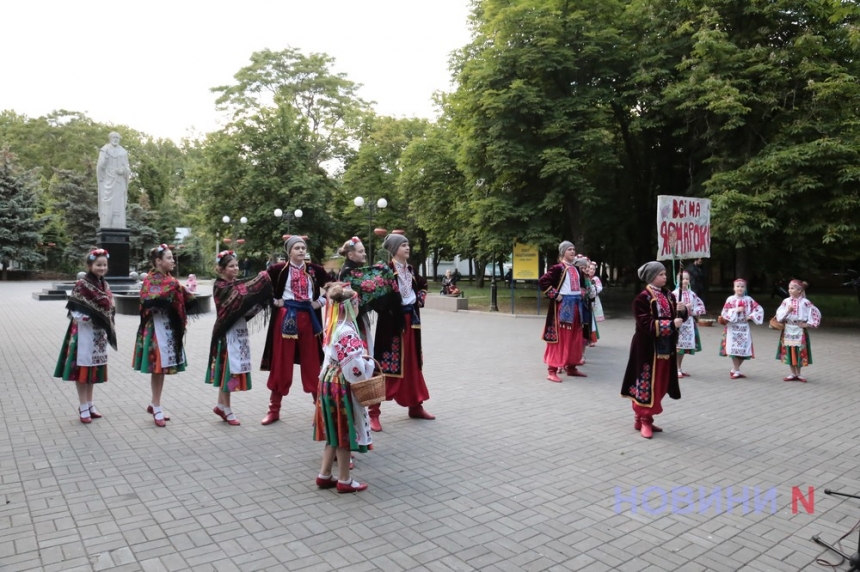 Вышитый код: в Каштановом сквере прошел концерт, посвященный Дню Вышиванки (фото)