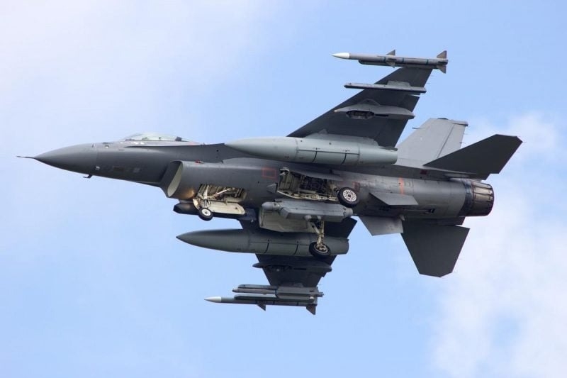 Зеленский рассказал, сколько истребителей F-16 необходимо Украине