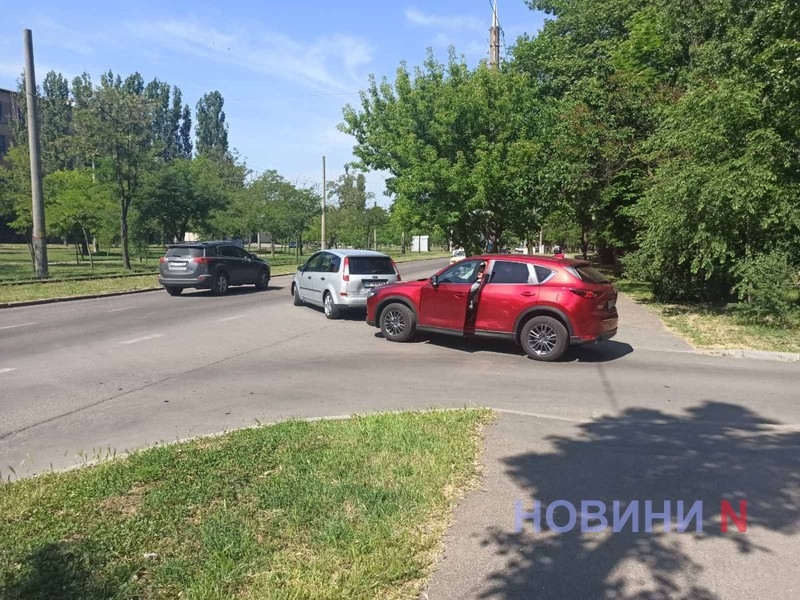 Не смогли выехать со двора: в Николаеве столкнулись Ford и Mazda