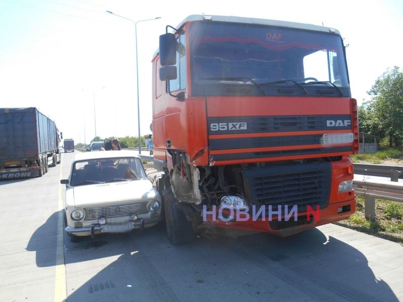 На новой бетонной дороге в Николаеве столкнулись седельный тягач и ВАЗ