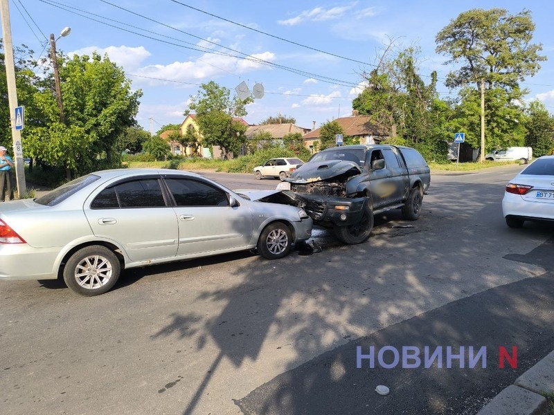 В Николаеве внедорожник столкнулся с грузовиком, а потом «лоб в лоб» врезался в Nissan (фото)