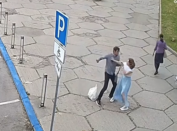 В Днепре мужчина средь бела дня беспричинно избивал женщин на улице (видео)