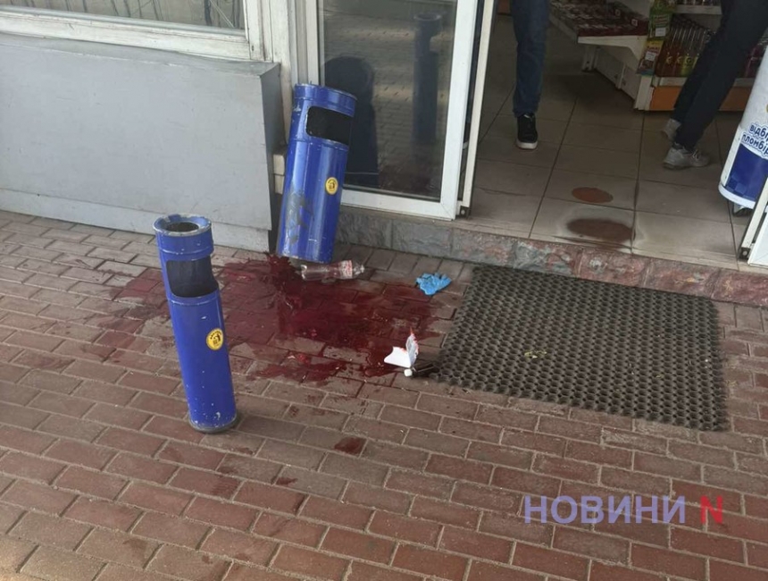 Чоловік із ножовим пораненням буквально стік кров'ю на автозаправці в центрі Миколаєва