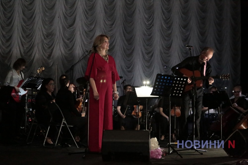 «Весна на волне»: Несмотря на отключение света, в Николаевском театре прошел яркий концерт (фоторепортаж)