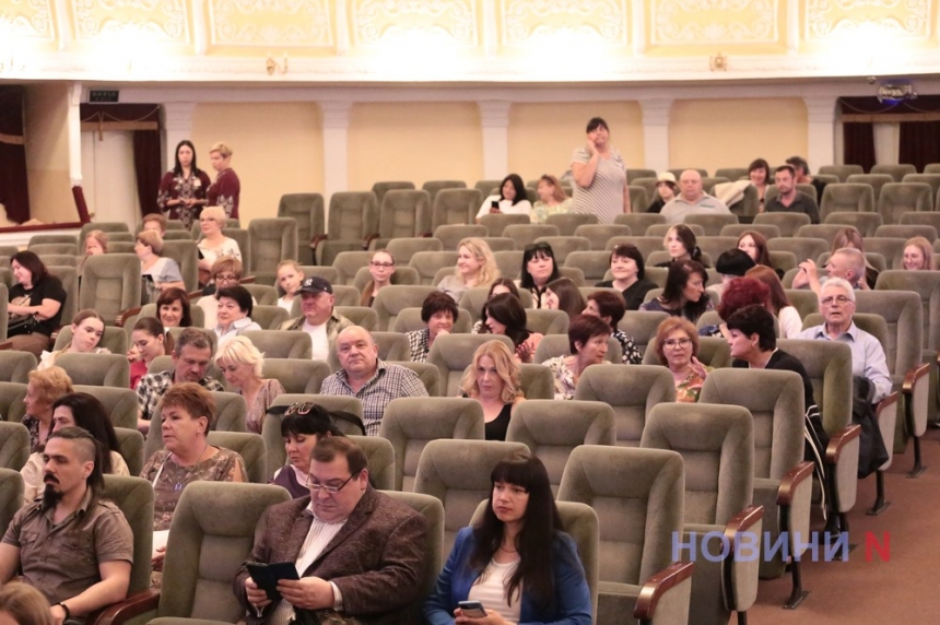 «Весна на хвилі»: Незважаючи на відключення світла, у Миколаївському театрі відбувся яскравий концерт (фоторепортаж)