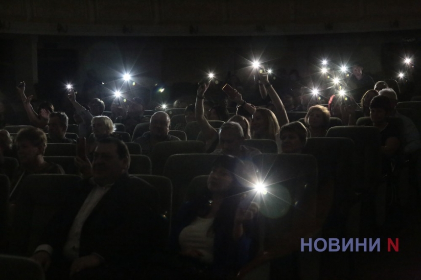 «Весна на хвилі»: Незважаючи на відключення світла, у Миколаївському театрі відбувся яскравий концерт (фоторепортаж)