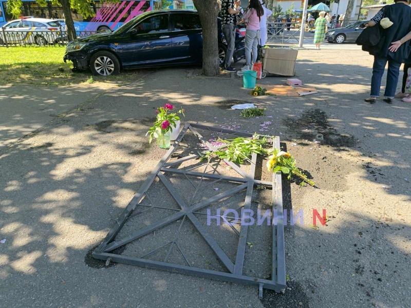 В центре Николаева столкнулись «Хонда» и «Шевроле»: автомобиль едва не раздавил людей