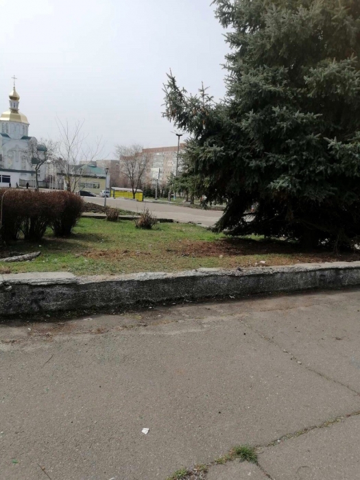 В Южноукраинске территорию у вокзала завалили мусором