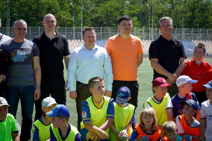 Данські партнери передали юним миколаївським футболістам спортивну форму та обладнання
