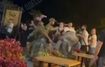 В Одессе на открытии клубов в Аркадии произошла массовая драка (видео)