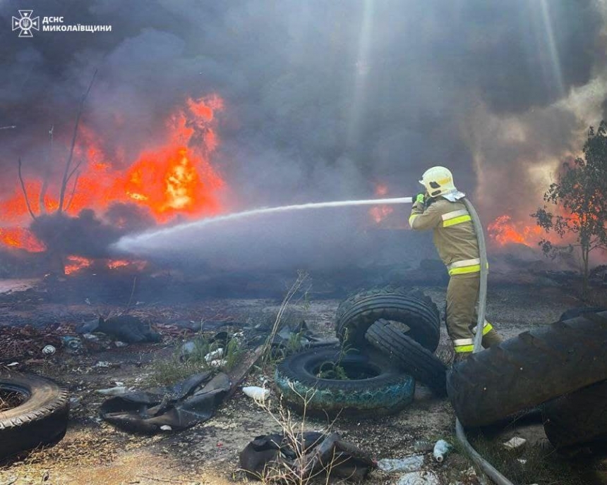 Черный дым над Николаевом: спасатели сообщили о масштабном возгорании автомобильных шин (фото)