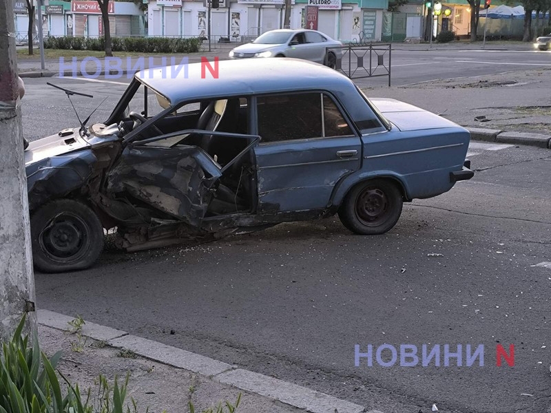 В центре Николаева столкнулись «Мицубиси» и ВАЗ: пострадали водители, есть угроза взрыва