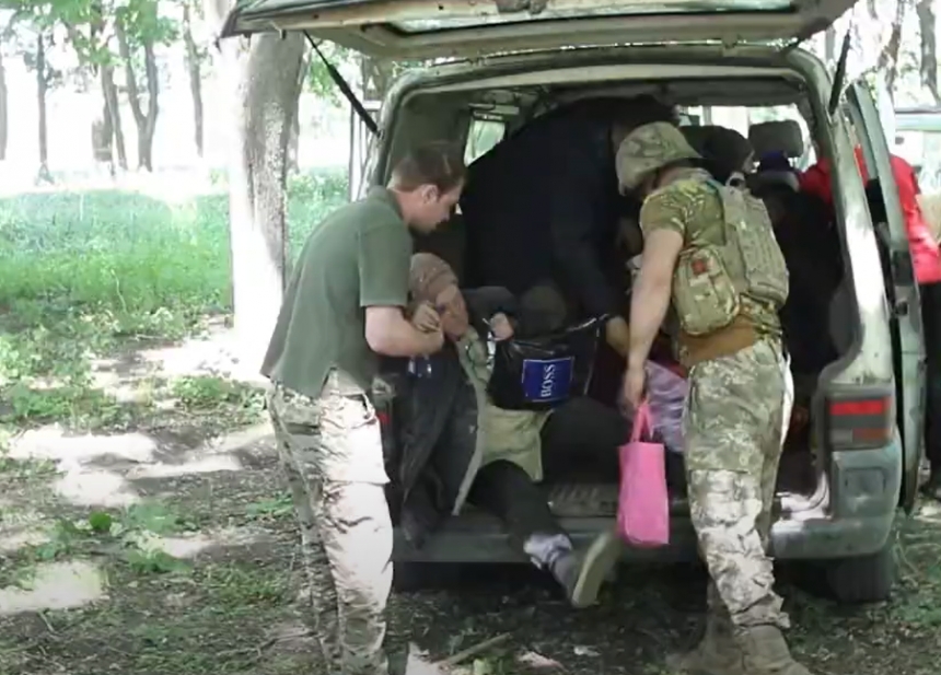 Николаевские морпехи вывели группу пенсионеров из-под обстрелов в Волчанске (видео)