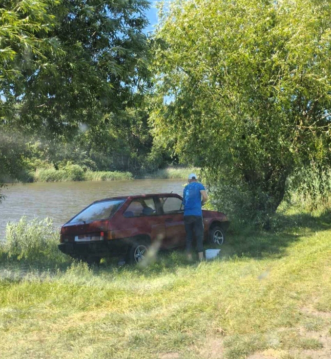 В Николаевской области наложили штраф на гражданина за мойку машины в ставке