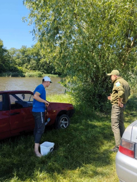 На Миколаївщині наклали штраф на громадянина за миття машини у ставку