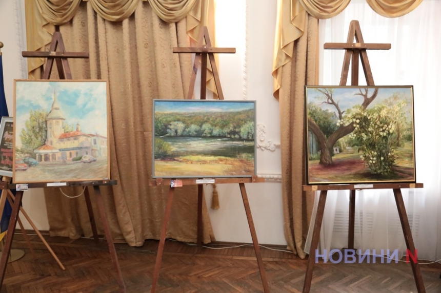 «Рідна земля моя..»: в николаевском театре открылась выставка трех художников