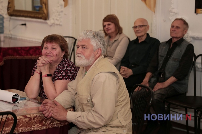 «Рідна земля моя..»: в миколаївському театрі відкрилась виставка трьох художників 