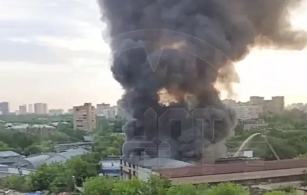 В Москве произошел сильный пожар, огонь пытаются потушить с помощью авиации (видео)