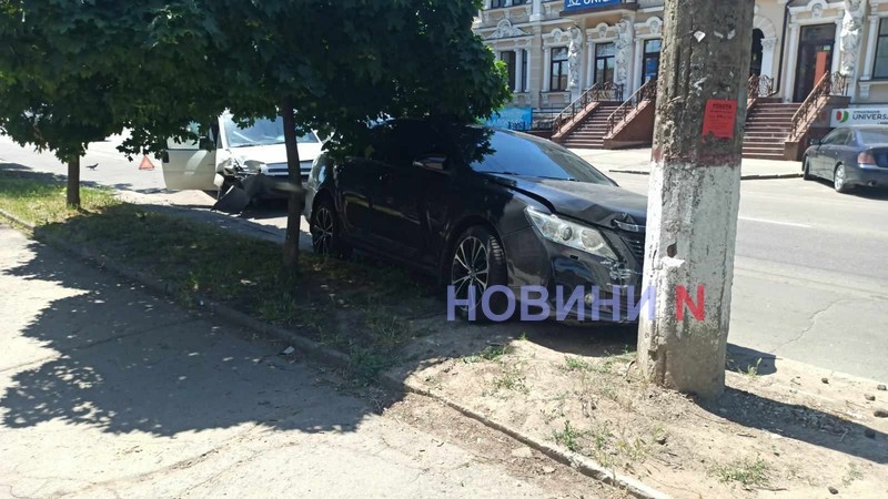 В центре Николаева «Ситроен» врезался в «Тойоту» - водителя увезла скорая