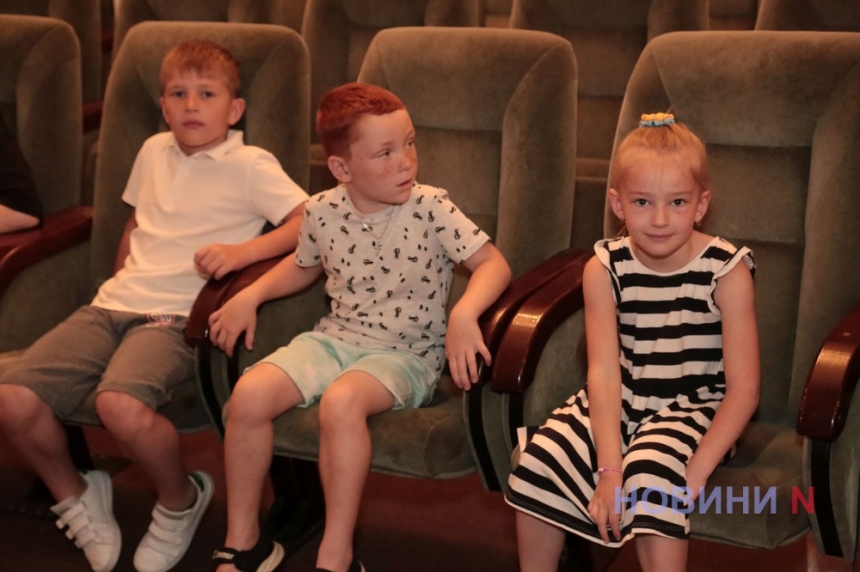 Діти – майбутнє України: у миколаївському театрі відзначили День захисту дітей (фото, відео)