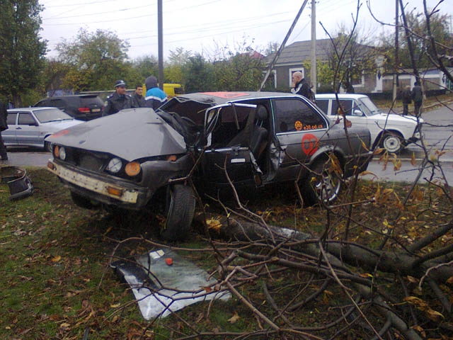 На Николаевщине «БМВ» врезался в дерево. Водителя из салона доставали спасатели МЧС