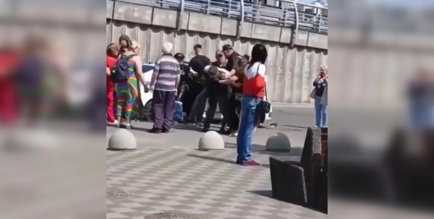 У Києві жінки побилися із співробітниками ТЦК (відео)