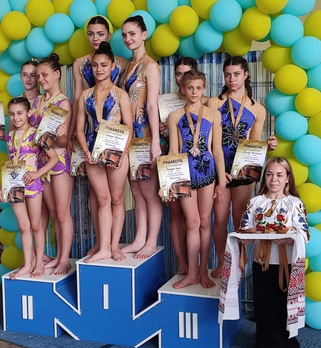 Николаевские спортивные акробатки привезли медали по открытому турниру
