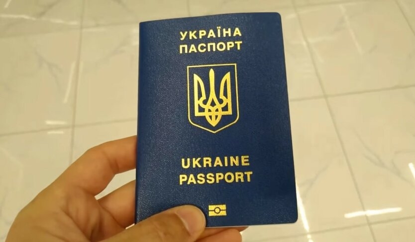 Чоловікам за кордоном не видаватиму паспорти без військових документів: рішення Кабміну