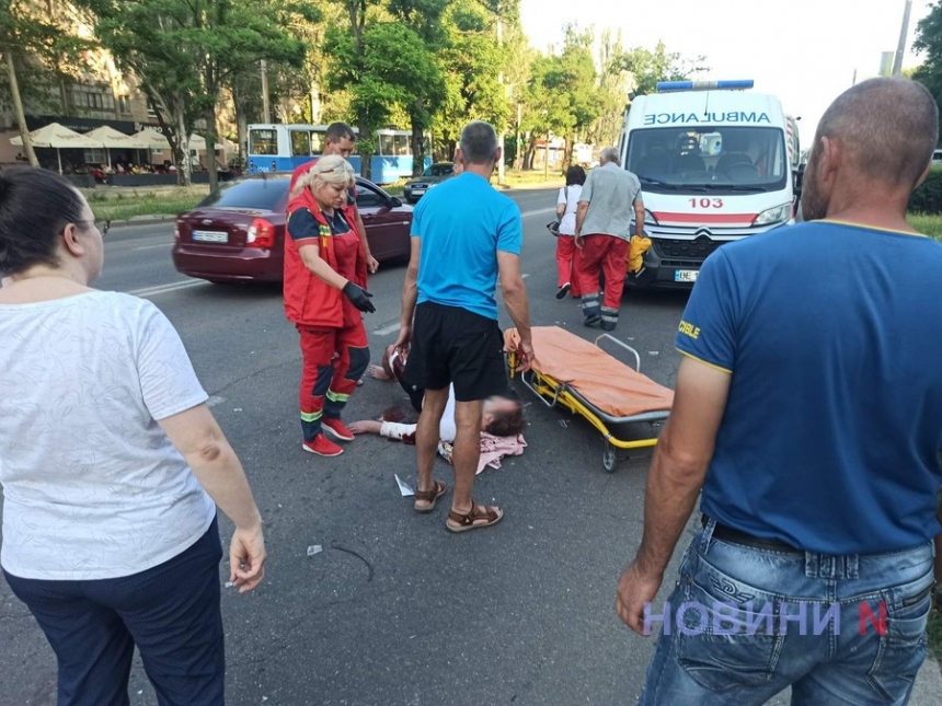 Пешеход прыгнул на движущийся автомобиль на проспекте в Николаеве: пострадавшего увезла скорая (фото, видео)