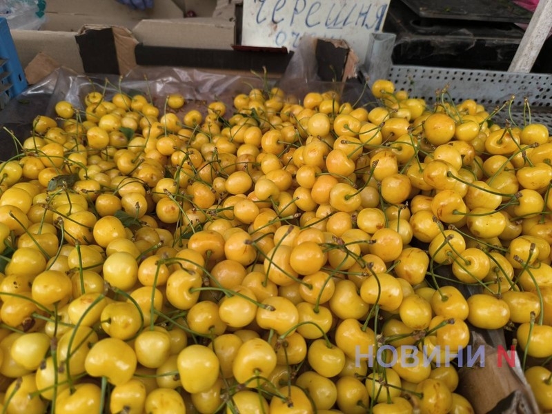 Июньский рынок в Николаеве: изобилие овощей и фруктов, но цены «кусаются»