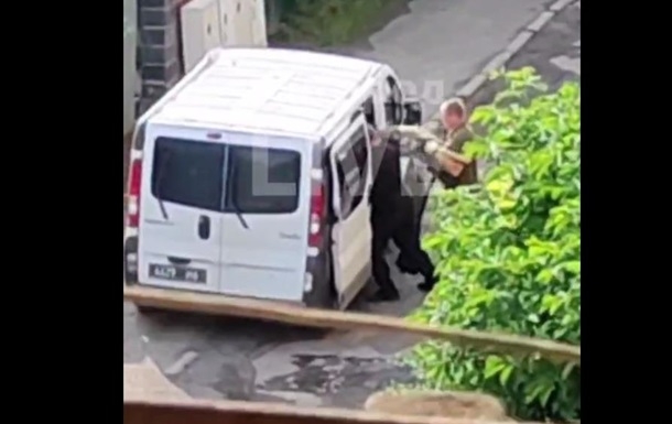 Мужчину затолкали в автобус в Ужгороде: появилась реакция ТЦК (видео)