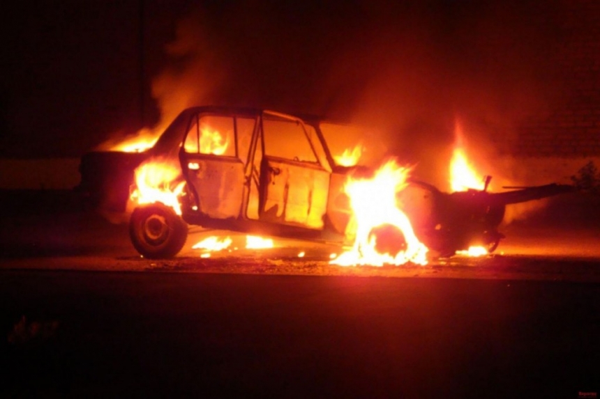 Два человека едва не сгорели в Первомайске, пытаясь потушить свой автомобиль