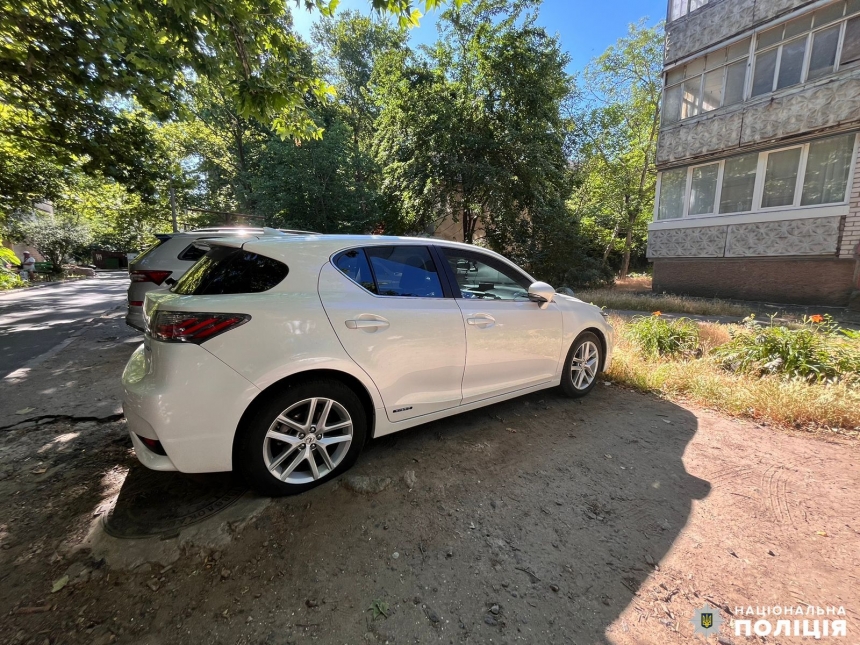 У Миколаєві розшукали зловмисника, який порізав колеса автівкам у дворах