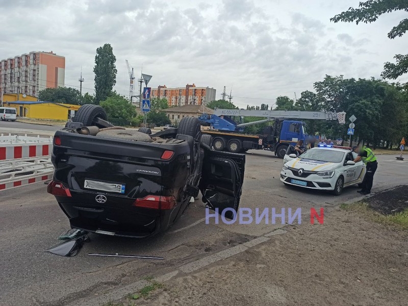 В Николаеве после столкновения с подъемным краном перевернулась «Тойота» (фото, видео)