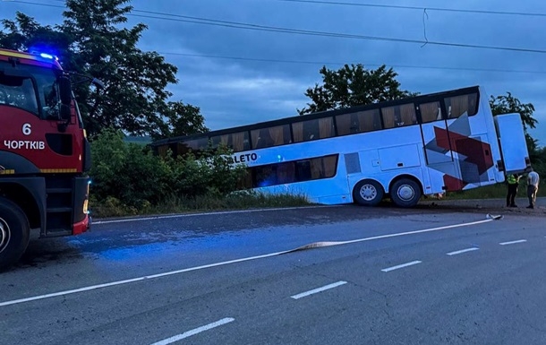 Серед пасажирів - 55 дітей: на Тернопільщині потрапив в аварію автобус