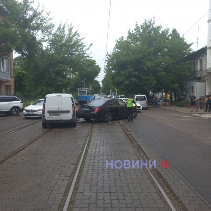 В центре Николаева столкнулись «Мерседес» и «Рено»: заблокировано движение трамваев
