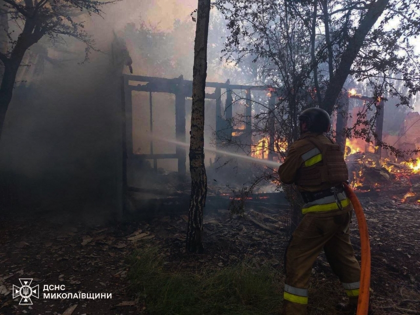 Обстрелы Николаевской области: повреждены магазин, ангар, возникли пожары