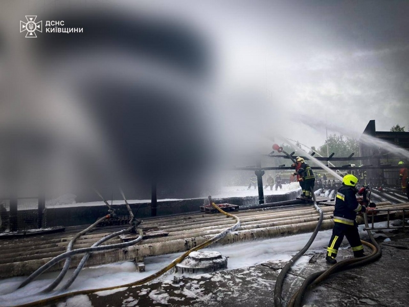 Тушили 3 дня: в Киевской области ликвидировали пожар на предприятии после атаки РФ