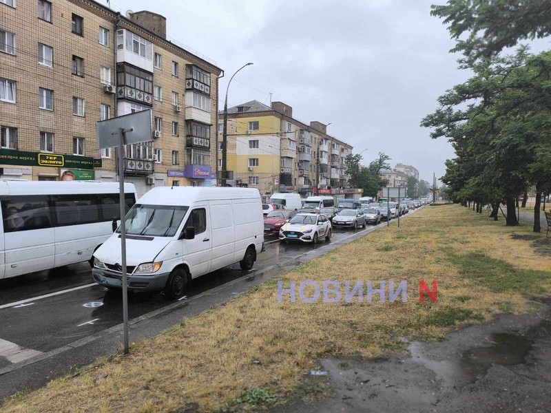 В центре Николаева столкнулись «Мерседес» и «Фольксваген» - на проспекте большая пробка