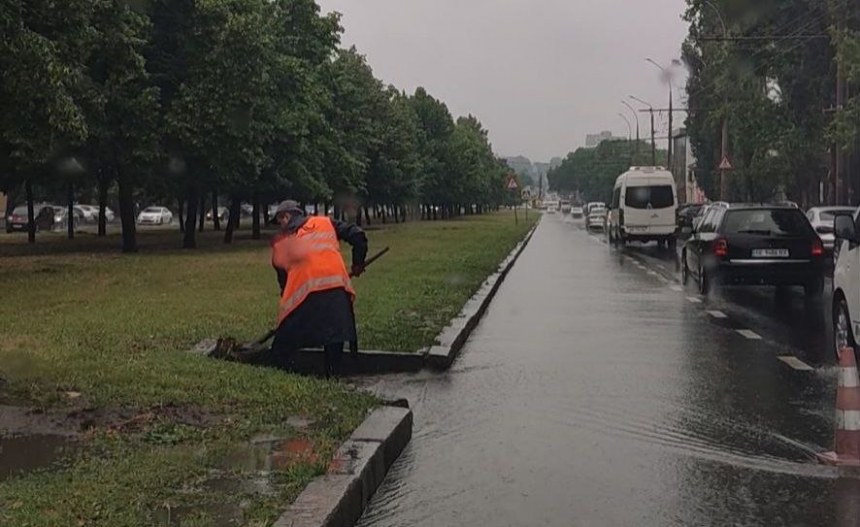 В Николаеве устраняют последствия сильного дождя: мэр показал фото работ