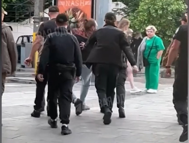 В Одессе сотрудники полиции и ТЦК унесли из Аркадии мужчину на руках (видео)