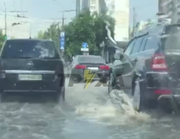 Ливень в Николаеве: машины «плывут» по городу, словно лодки по рекам (видео)