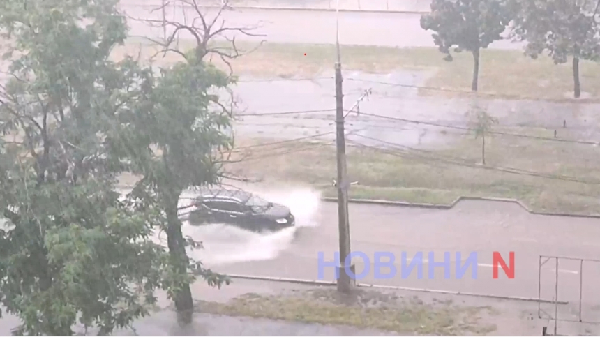 На Миколаїв вдруге за день обрушилася потужна злива: багато вулиць підтоплено (відео)