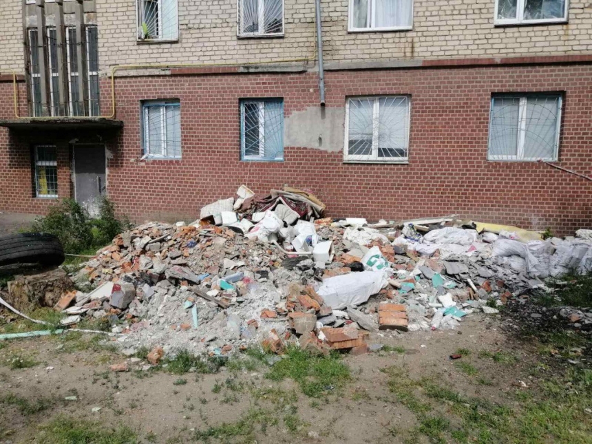Територію біля миколаївського вишу перетворили на звалище будівельних відходів