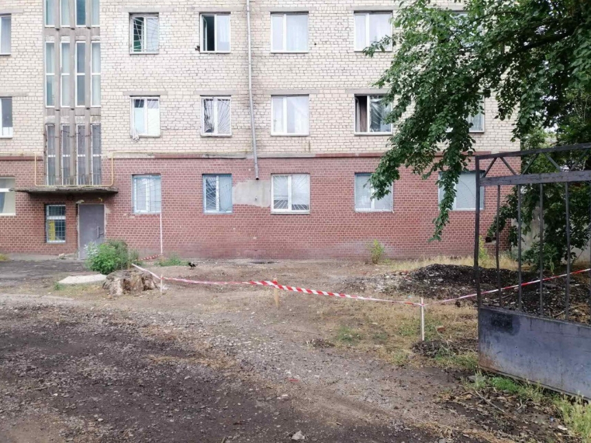 Территорию возле николаевского вуза превратили в свалку строительных отходов