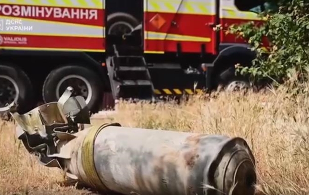 В Донецкой области саперы изъяли со двора дома 250-килограммовую бомбу (видео)