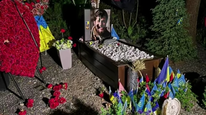 Наруга над могилами героїв у Києві: затриманій призначать психіатричну експертизу