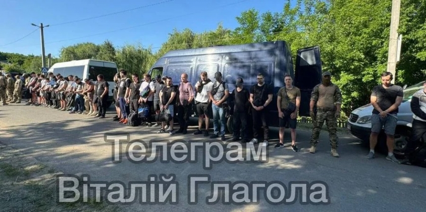 У Одессы задержали 47 мужчин, которые на 4  микроавтобусах пытались нелегально пересечь границу — журналист